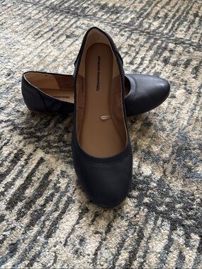 Amazon Essentials Black Round-Toe Ballet Flats